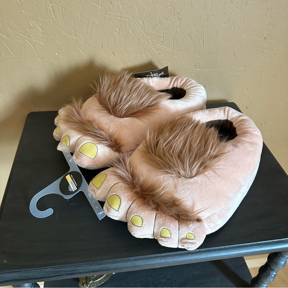 2013 Hobbit feet slippers, Lord of the Rings costume, Think Geek brand